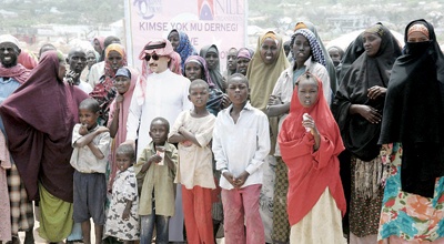 الوليد بن طلال وحرمه يزوران رئيس الصومال وضحايا المجاعة