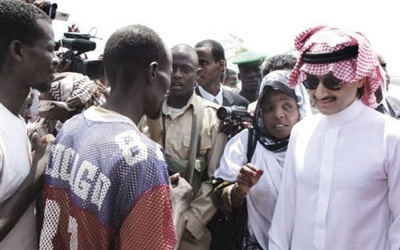 الوليد بن طلال وحرمه يزوران رئيس الصومال وضحايا المجاعة