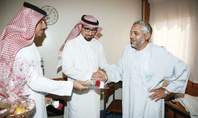مستشفى الملك خالد التخصصي للعيون يعايد مرضاه