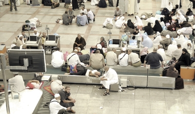 عقوبات مالية ضد شركات الطيران الأجنبية المتأخرة عن نقل المعتمرين