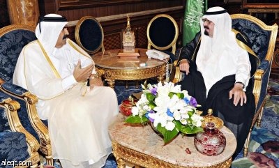 خادم الحرمين يبحث الأحداث الإقليمية والدولية مع أمير قطر