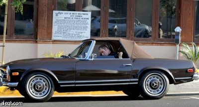 سرقة سيارة مرسيدس رياضية للممثل جون ترافولتا