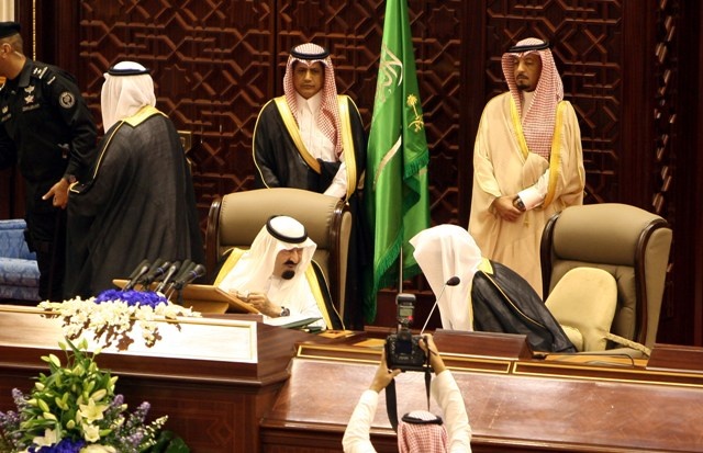 الملك يعلن مشاركة المرأة في مجلس الشورى والمجالس البلدية