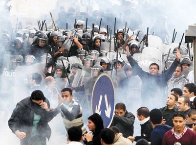 ثورات الربيع العربي السلمية تكشف إفلاس الجهاد المسلح للقاعدة