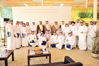 .. ويكرم الطلبة المشاركين في الدورة التدريبية للبناء بالطين في الدرعية