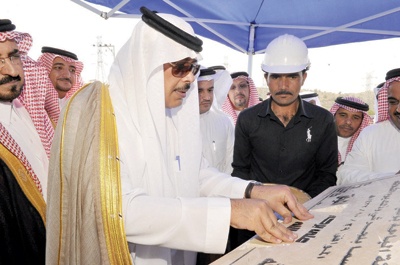 أمير الباحة يبشر بانتهاء عدد من المشاريع قريباً