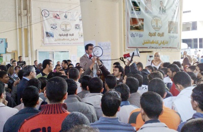 تلاميذ غزة يدرسون في قاعات مصنوعة من الصفيح ونوافذها من الأسلاك