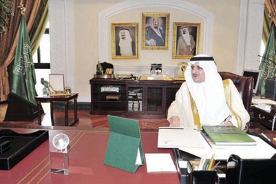 الأمير فهد بن سلطان يثني على دور معهد الأئمة والخطباء