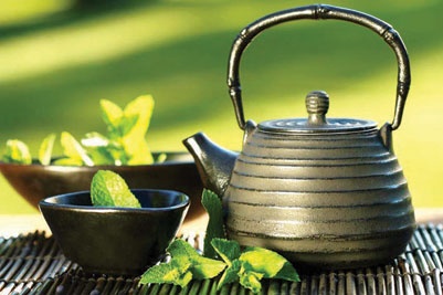 علماء يبحثون دور الشاي الأخضر في مكافحة سرطان القولون