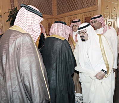 خادم الحرمين يستقبل أسرة الفقيد سعد بن فهد السديري