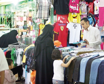 وزير العمل لـ "الاقتصادية" : إغلاق المحال النسائية المخالفة لقرار التأنيث وسحب رخصها