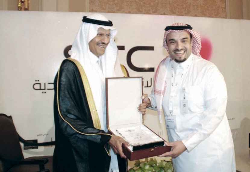 الأمير عبد العزيز بن سلمان يكرم «الاتصالات السعودية» لرعايتها معرض «أسلوب حياة»