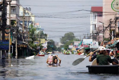 مياه الفيضانات تقترب من بانكوك