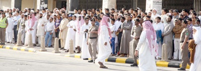 7 كيلو مترات من البشر يودعون سلطان لمقبرة العود