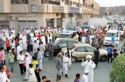 7 كيلو مترات من البشر يودعون سلطان لمقبرة العود