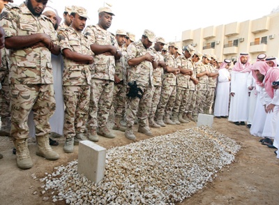 جنوده يودعونه بالصلاة والدعاء