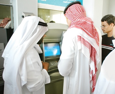 معاقبة بنوك «صرّافاتها» لا تخدم غير عملائها