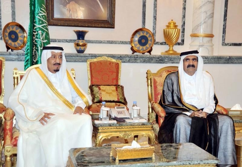 أمير قطر يعزي في وفاة الأمير سلطان ويغادر الرياض