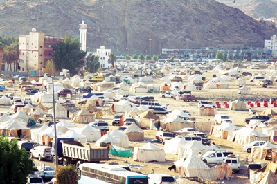 خيام المخالفين في مكة .. مراكز تفويج تتحدى المنظومة الأمنية