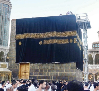 الكعبة ترتدي كسوتها الجديدة وتستعد لاستقبال الطائفين