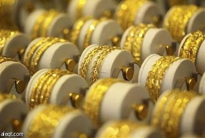 الذهب يتراجع واحدا بالمئة بفعل أزمة أوروبا واقبال على الدولار