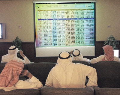 تجاوزات قانونية من «هيئة السوق» تدفع المستثمرين إلى الهروب