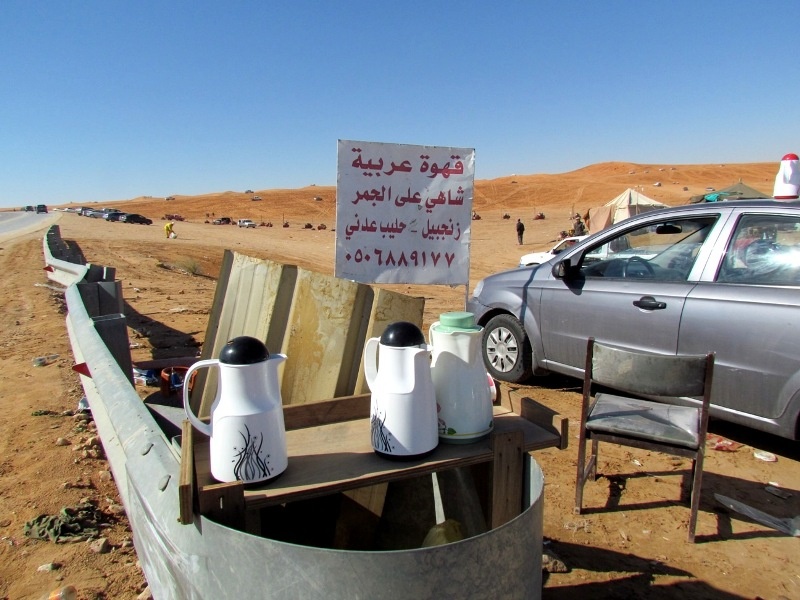 السيول تكشف مخلفات المتنزهين .. والتحذير من النفايات البترولية