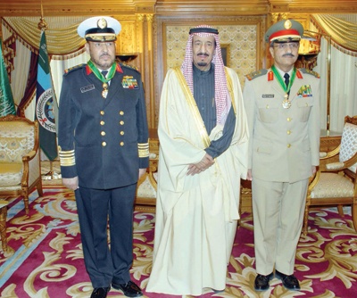 وزير الدفاع يقلد قائدي القوات البحرية والبرية وسام الملك عبد العزيز
