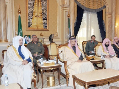 وزير الدفاع يقلد قائدي القوات البحرية والبرية وسام الملك عبد العزيز