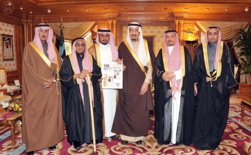 أفراد عائلة النعمي يهدون الأمير سلمان 200 وثيقة خاصة بتاريخ جازان