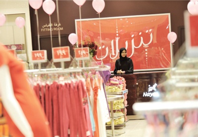 تأنيث المحال النسائية .. نساء «تويتر» يرفضن الشراء من الرجال