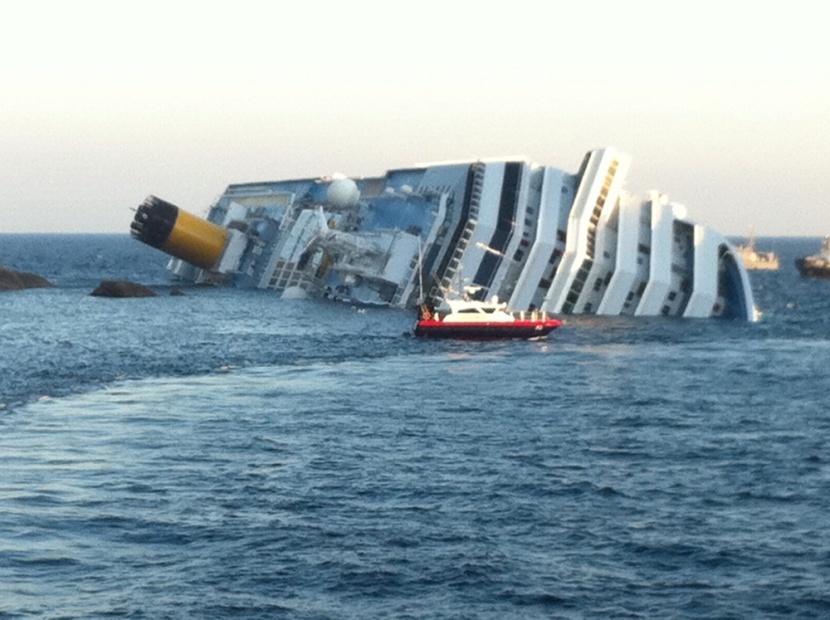 ثمانية قتلى وعدد من المفقودين في جنوح سفينة ايطالية