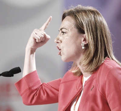 كارمي تشاكون وزيرة الدفاع الإسبانية السابقة المنتمية إلى حزب العمال الأشتراكي تتحدث خلال المؤتمر العام للحزب