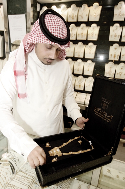تراجع أسعار الذهب الشهر الماضي «لعبة تجار»