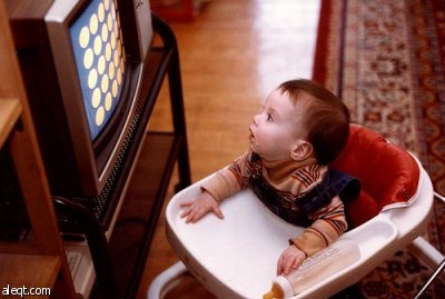 مشاهدة التلفاز بكثافة فد تسبب تأخر النطق لدى الأطفال