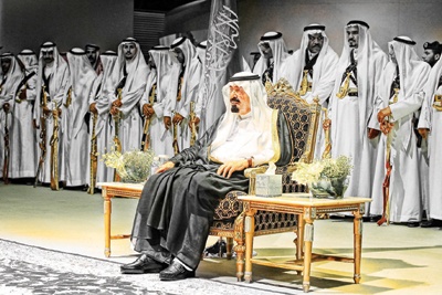 معرض يجمع الرؤساء والبؤساء.. صور تلتقط الفخامة وتجسِّد العناء