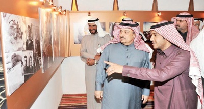 معرض يجمع الرؤساء والبؤساء.. صور تلتقط الفخامة وتجسِّد العناء