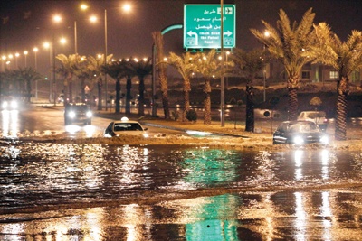 منخفض جوي يحول نهار الوسطى إلى ظلام.. والتحذيرات مستمرة