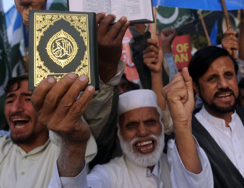 أمريكا تبرر حادثة حرق المصاحف: وضعت في مكتب للحفاظ عليها و لكنها اعتبرت نفايات وأحرقت