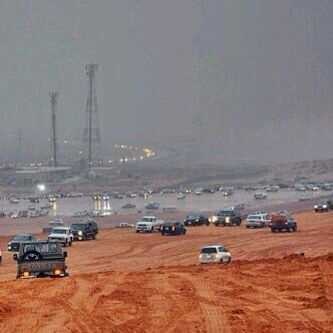 المطر يداعب سماء الرياض بعد موجة من الغبار