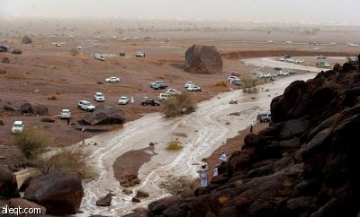 المطر يداعب سماء الرياض بعد موجة من الغبار
