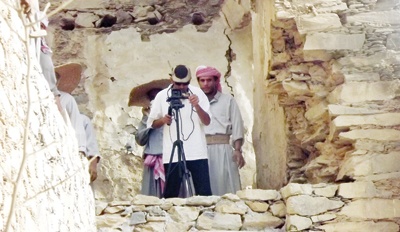 حسن السوادي .. الشاب الذي عشق توثيق تراث قريته