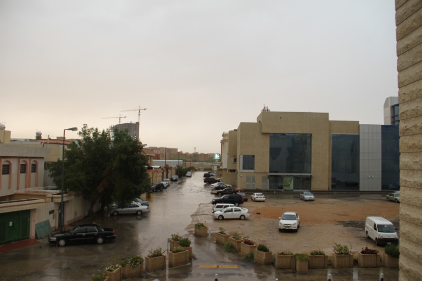الرياض تحت الأمطار.. ومنسوب سد حريملاء يرتفع إلى 4 أمتار