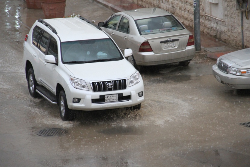 الرياض تحت الأمطار.. ومنسوب سد حريملاء يرتفع إلى 4 أمتار