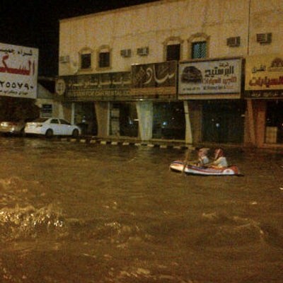 الرياض تحت الأمطار.. ومنسوب سد حريملاء يرتفع إلى 4 أمتار