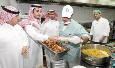 الرياض: إغلاق مطعم «5 نجوم» رفض إلغاء رسوم الخدمة