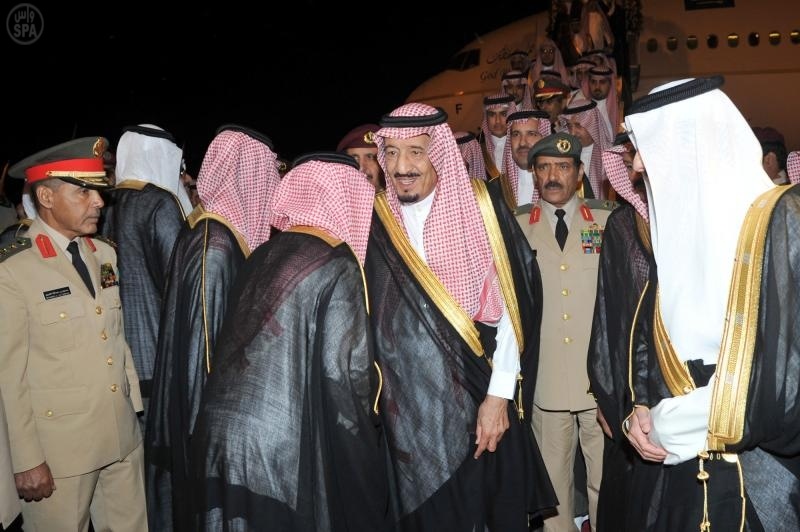وزير الدفاع يصل عسير لتفقد القطاعات العسكرية الجنوبية