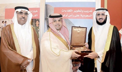 نائب وزير العمل يكرّم شركة بي أيه إي سيستمز  السعودية في معرض التوظيف