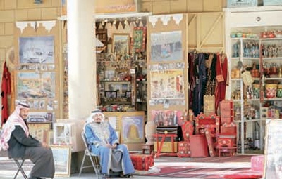 أبو علي .. عَشِق التاريخ فجاور «المصمك» بمحل لبيع التراثيات