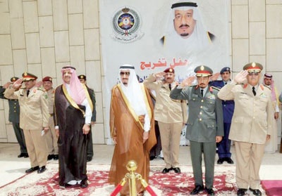 وزير الدفاع يتوج خريجي دورة الضباط الجامعيين بالشهادات والجوائز